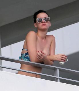 Katy Perry dans Bikini [2591x3000] [267.21 kb]