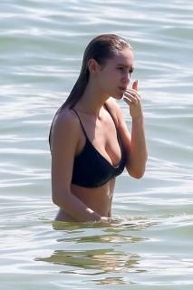 Dylan Penn na Bikini [667x1001] [115.36 kb]