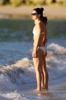 Lucie Jones in Bikini [800x1200] [99.75 kb]