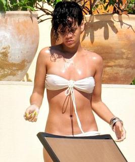 Rihanna na Bikini [450x539] [43.44 kb]