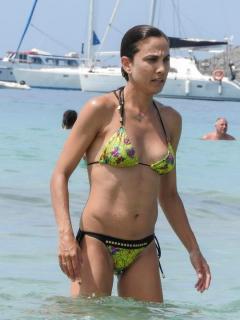 Toni Acosta dans Bikini [540x720] [63.05 kb]