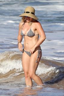Hilary Duff dans Bikini [1200x1800] [469.25 kb]