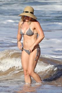 Hilary Duff en Bikini [1200x1800] [469.25 kb]