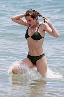 Bella Thorne dans Bikini [2333x3500] [995.9 kb]