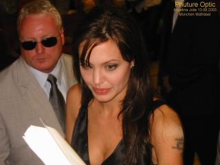 Angelina Jolie [1600x1200] [163.54 kb]