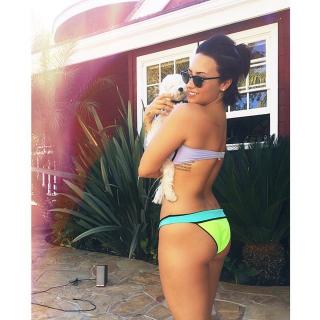 Demi Lovato en Bikini [640x640] [95.74 kb]