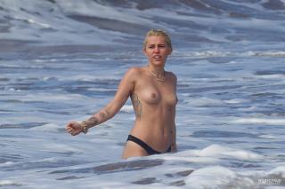 Miley Cyrus dans Topless [3600x2400] [1140.89 kb]
