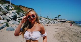 Natalie Alyn Lind dans Bikini [1080x565] [151.54 kb]