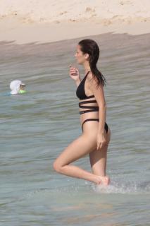 Bella Hadid dans Bikini [1600x2400] [481.89 kb]