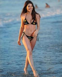 Eva De Dominici in Bikini [1030x1285] [212.65 kb]