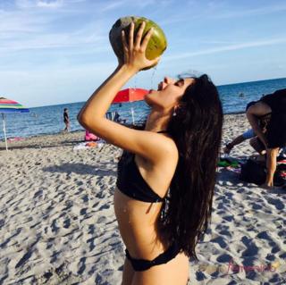 Camila Cabello en Bikini [990x989] [184.75 kb]