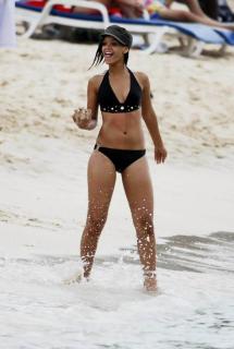 Rihanna dans Bikini [689x1024] [67.57 kb]