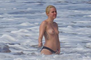 Miley Cyrus dans Topless [3600x2400] [927.84 kb]