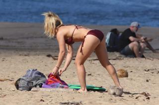 Hilary Duff in Bikini [2400x1600] [467.89 kb]