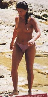 Mónica Cruz in Topless [303x603] [37.7 kb]