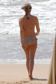 Laura Haddock dans Bikini [2400x3600] [646.78 kb]