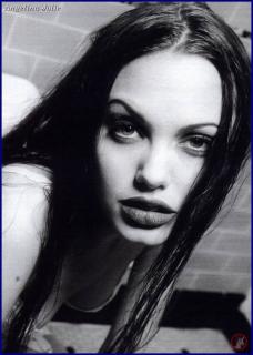 Angelina Jolie [714x1000] [109.28 kb]