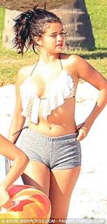 Selena Gomez dans Bikini [306x636] [56.17 kb]