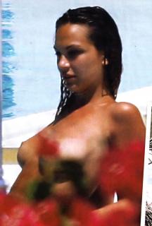 Sarah Nile in Topless [998x1477] [201.26 kb]