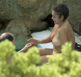 Isabel Pantoja in Topless [390x368] [31.79 kb]