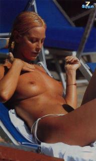 Stefania Orlando in Topless [539x900] [70.08 kb]