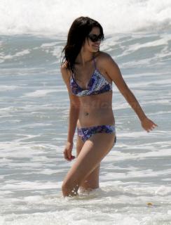 Selena Gomez en Bikini [1084x1420] [143.89 kb]
