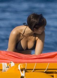 Natalie Imbruglia in Bikini [586x800] [41.16 kb]