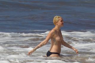 Miley Cyrus dans Topless [3600x2400] [1089.79 kb]