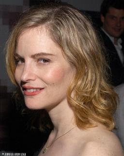 Jennifer Jason Leigh [1024x1280] [175.65 kb]