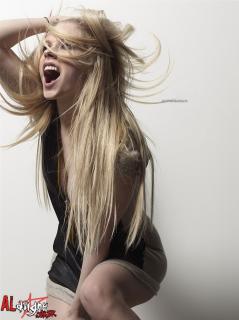 Avril Lavigne [1000x1335] [204.76 kb]
