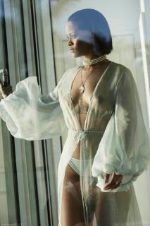 Rihanna Nude [1365x2048] [328.53 kb]