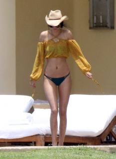 Kendall Jenner dans Bikini [800x1096] [142.33 kb]