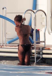 Naomi Campbell dans Bikini [1200x1732] [380.17 kb]