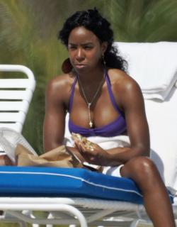 Kelly Rowland in Bikini [1200x1532] [219.29 kb]