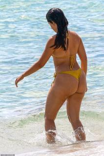 Camila Cabello in Bikini [962x1443] [350.74 kb]