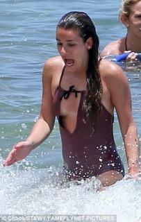 Lea Michele dans Bikini [306x482] [48.88 kb]
