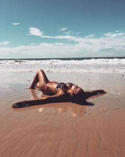 Amanda Parraga na Bikini [1080x1350] [179.96 kb]