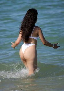 Camila Cabello in Bikini [2696x3840] [1266.85 kb]