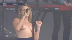 Video Tove Lo Flashes Her Tits On Stage At Lollapalooza In Chicago, 06-08-2017
