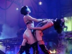Video Gina Gershon And Elizabeth Barkley Nude Scene From Showgirls