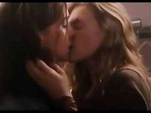 Video Katie Cassidy & Tracy Spiridakos In Sexy Lesbian Scene