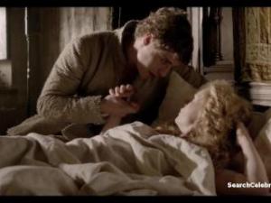 Video Rebecca Ferguson Desnuda Follando En La Cama- The White Queen S01e01 (2013)